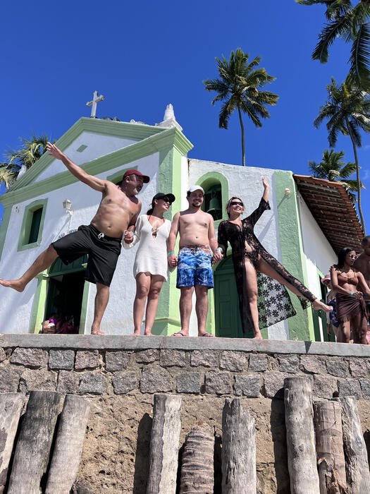 Grupo de amigos na Igreja de São Benedito, em Praia dos Carneiros