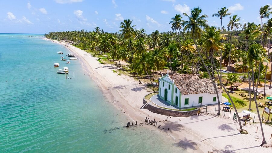 Vista aérea da Praia dos Carneiros com a Igreja de São Benedito