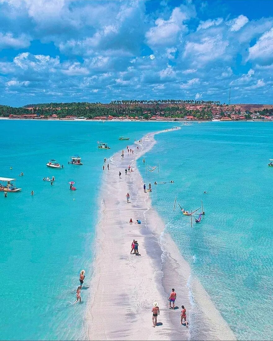 Vista aérea do Caminho de Moisés, faixa de areia entre as águas turquesa de Maragogi