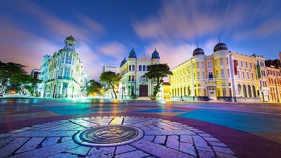 Praça do Marco Zero iluminada à noite, no centro histórico do Recife
